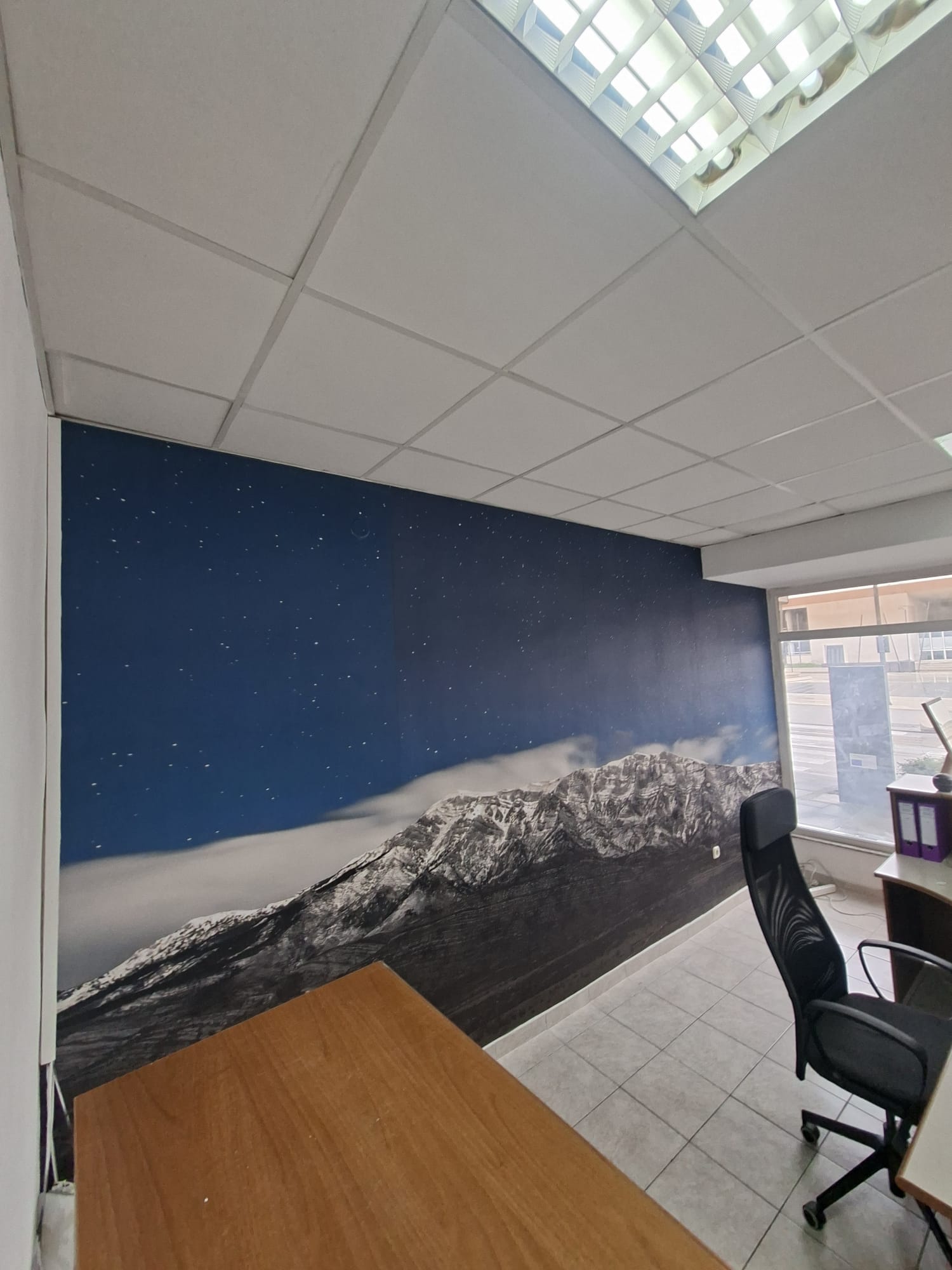 Izrada i montaža zidne fototapete za poslovni prostor
