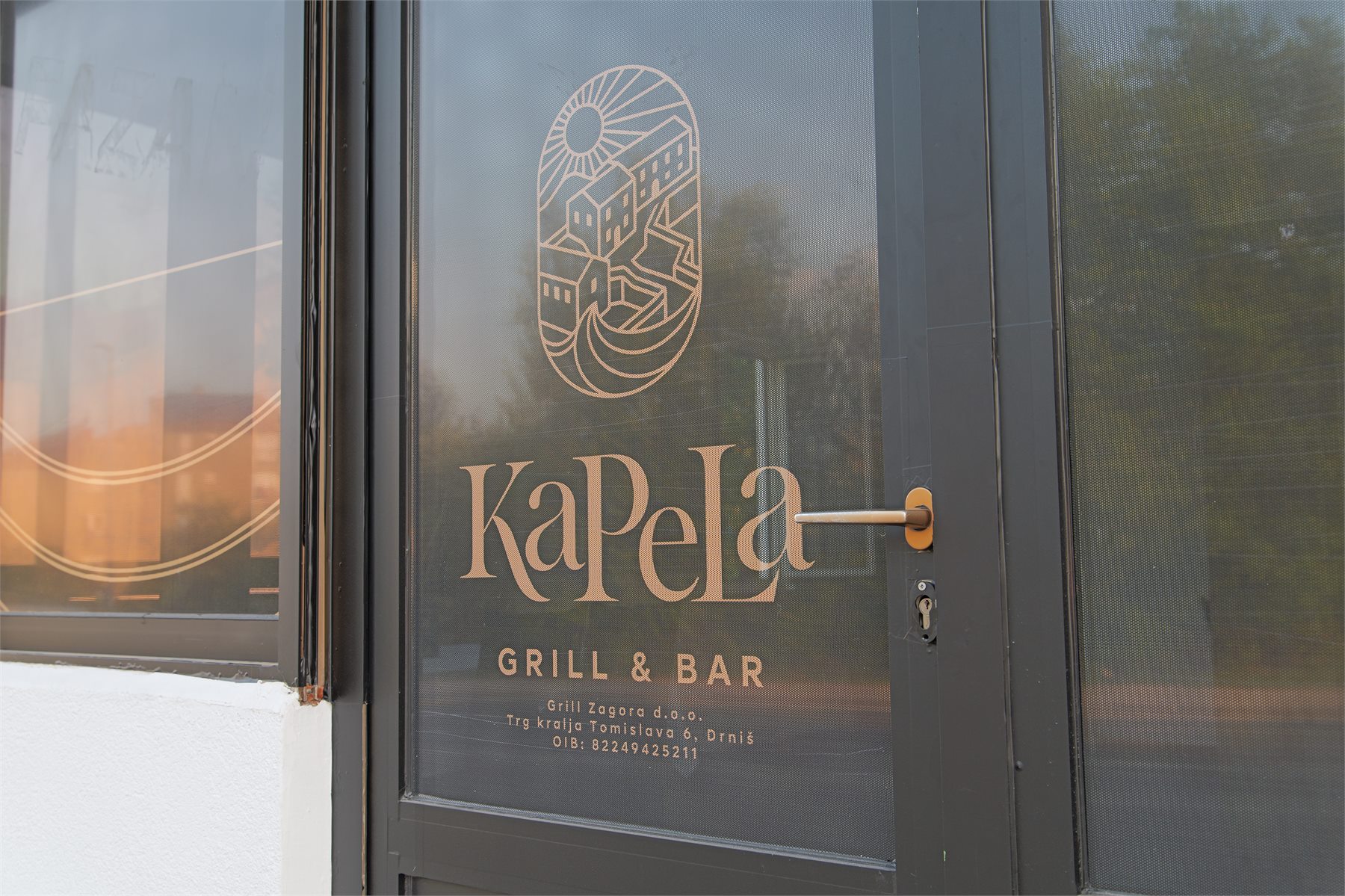 Ulazna vrata s folijom i oznakama KaPeLa Grill & Bar
