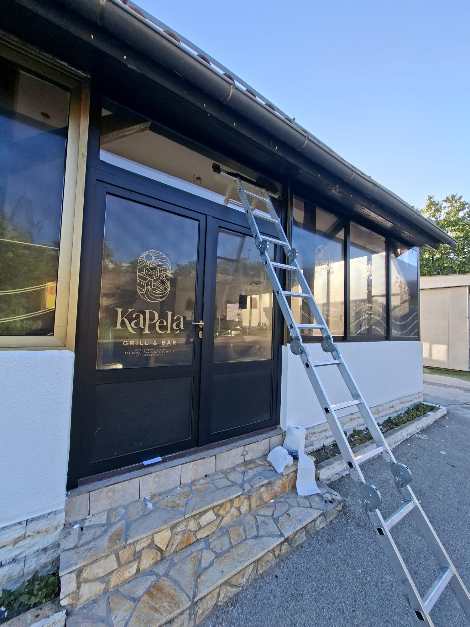 Kapela Grill & Bar kompletno brendiranje - kapela - faza izrade izloga i okvira (2).jpeg