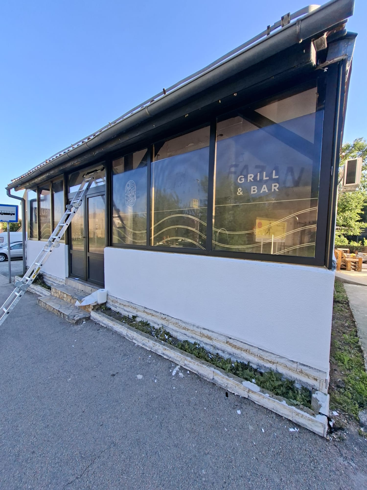 Kapela Grill & Bar kompletno brendiranje - kapela - faza izrade izloga i okvira.jpeg